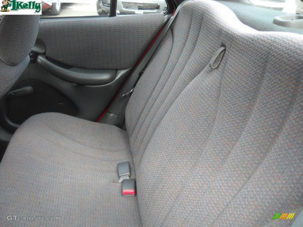 2002 Sunfire SE Sedan - Bright Red / Graphite photo #13