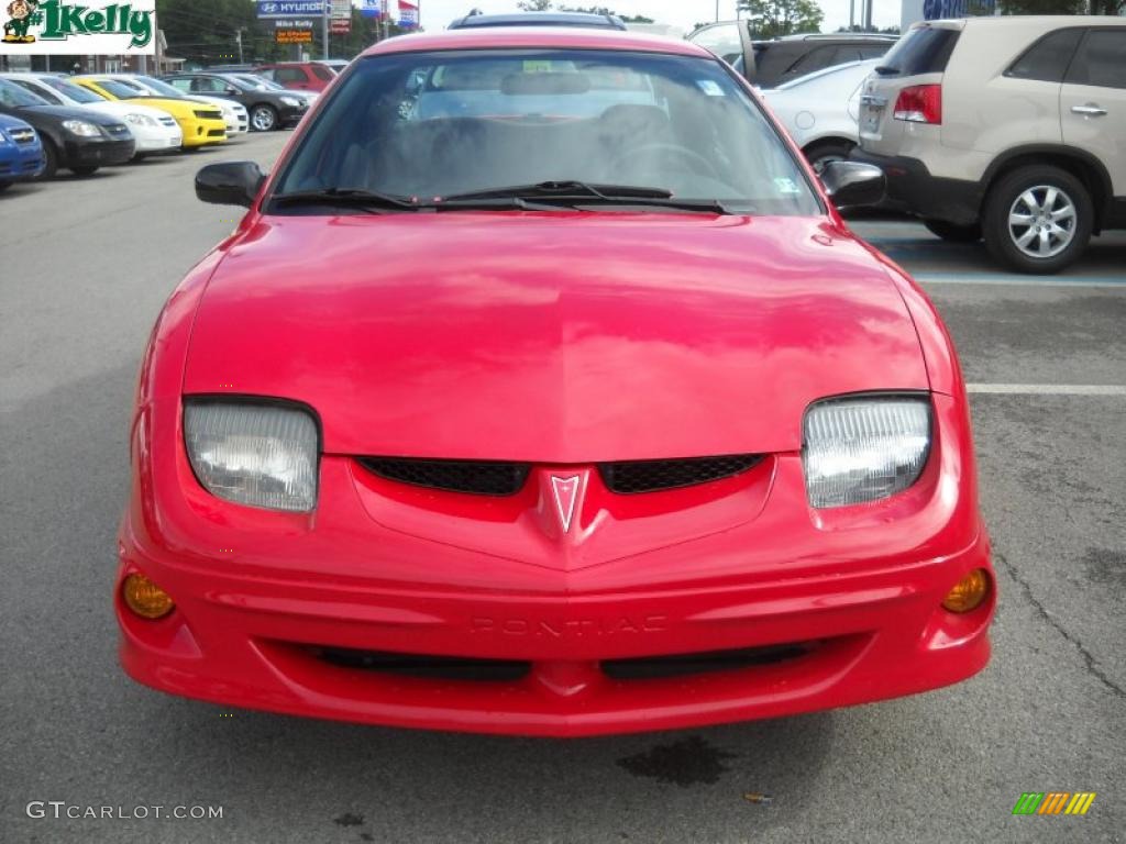 2002 Sunfire SE Sedan - Bright Red / Graphite photo #15