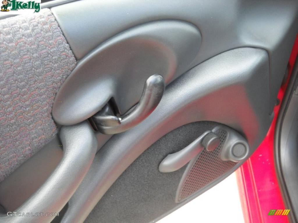 2002 Sunfire SE Sedan - Bright Red / Graphite photo #16