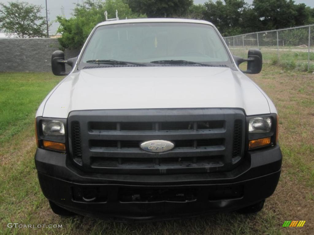 2006 F250 Super Duty XL Regular Cab Chassis Utility - Oxford White / Medium Flint photo #1