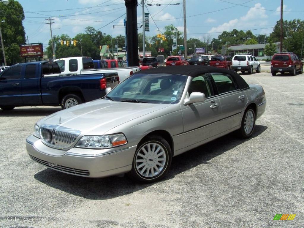 2005 Town Car Signature - Silver Birch Metallic / Medium Light Stone/Dark Stone photo #1