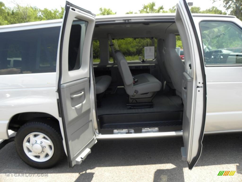 2009 E Series Van E150 XLT Passenger - Brilliant Silver Metallic / Medium Flint photo #11