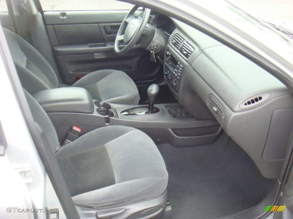 2004 Taurus SE Sedan - Silver Frost Metallic / Dark Charcoal photo #10