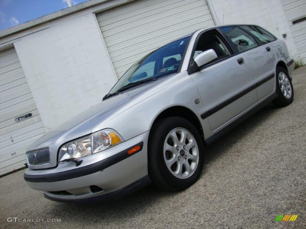 Silver Metallic Volvo V40