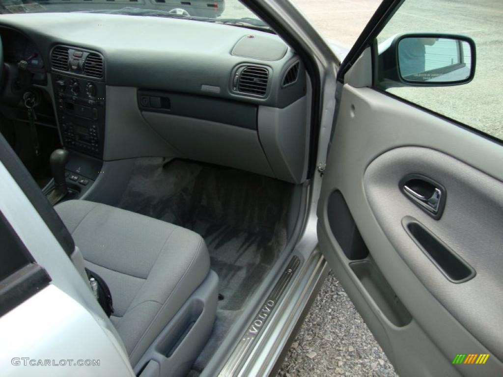2000 V40 1.9T Wagon - Silver Metallic / Silver Gray photo #18