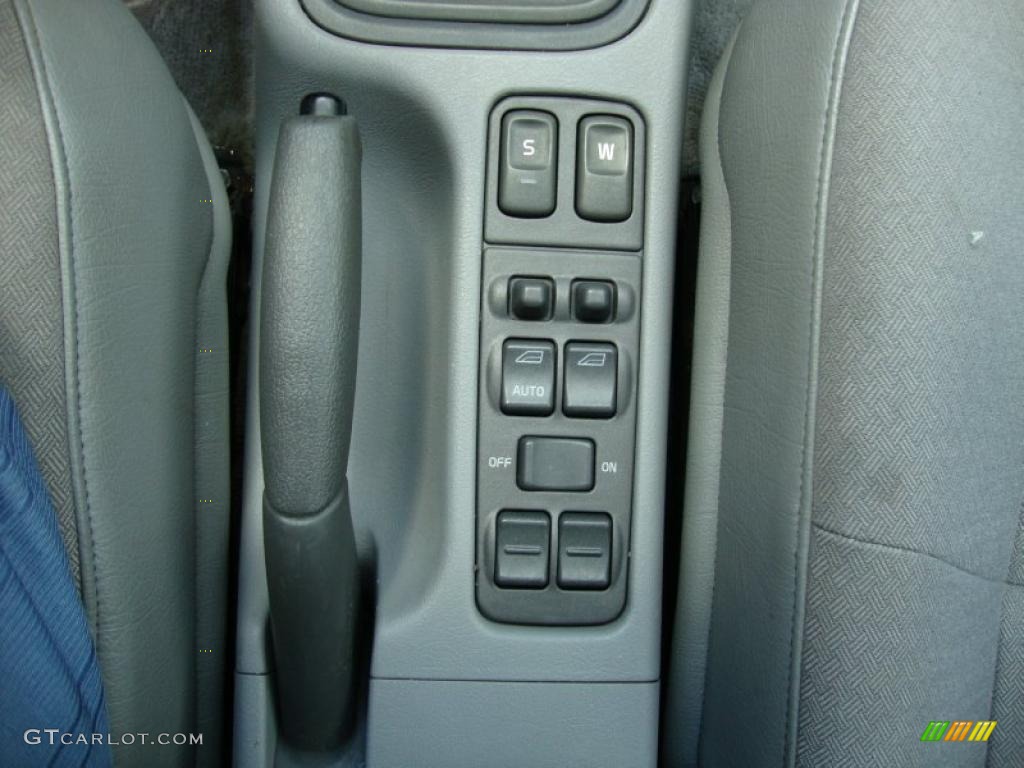 2000 V40 1.9T Wagon - Silver Metallic / Silver Gray photo #44
