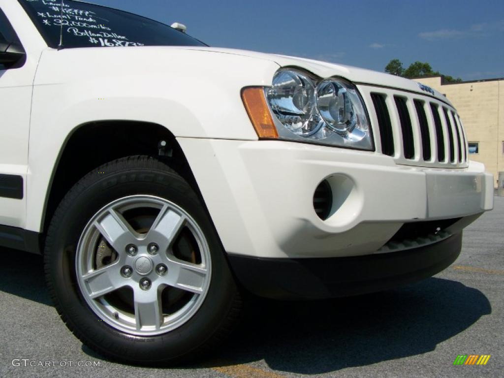 2006 Grand Cherokee Laredo 4x4 - Stone White / Medium Slate Gray photo #2