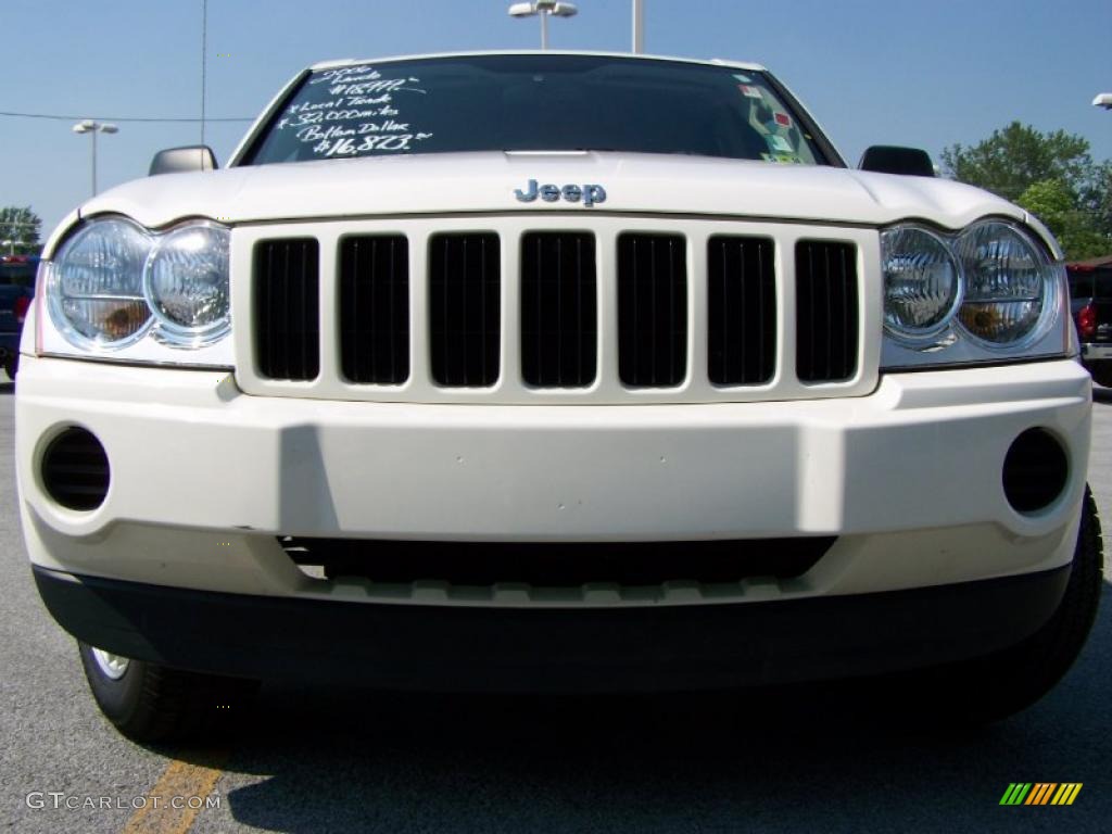 2006 Grand Cherokee Laredo 4x4 - Stone White / Medium Slate Gray photo #3