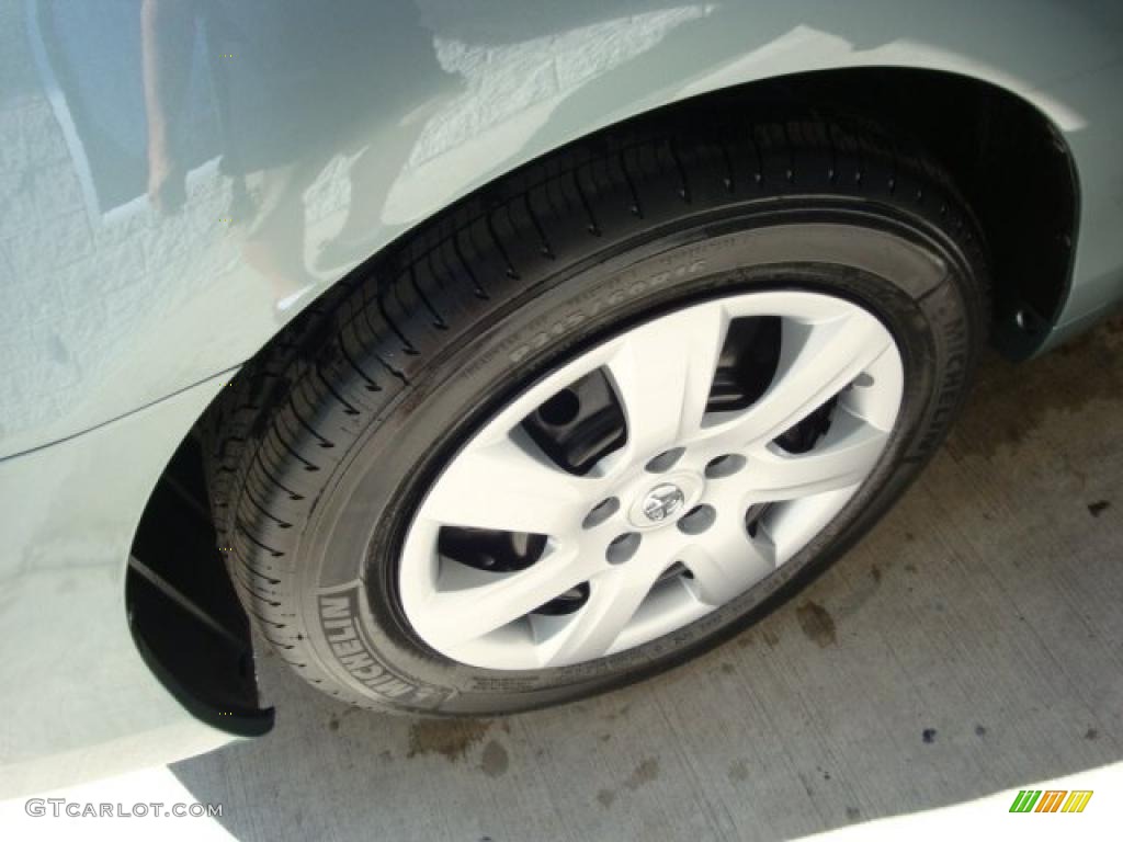 2011 Camry LE - Aloe Green Metallic / Ash photo #7