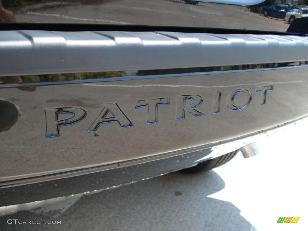 2010 Patriot Latitude - Brilliant Black Crystal Pearl / Dark Slate Gray photo #16