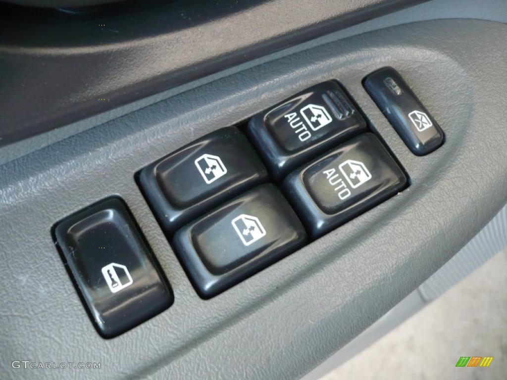 2004 TrailBlazer EXT LS 4x4 - Summit White / Medium Pewter photo #8