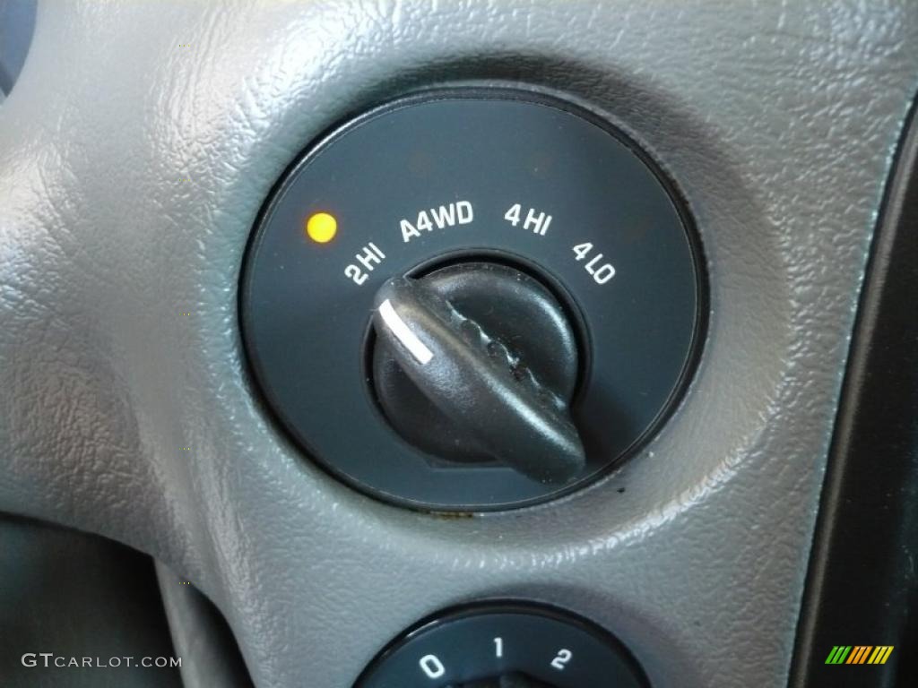2004 TrailBlazer EXT LS 4x4 - Summit White / Medium Pewter photo #25