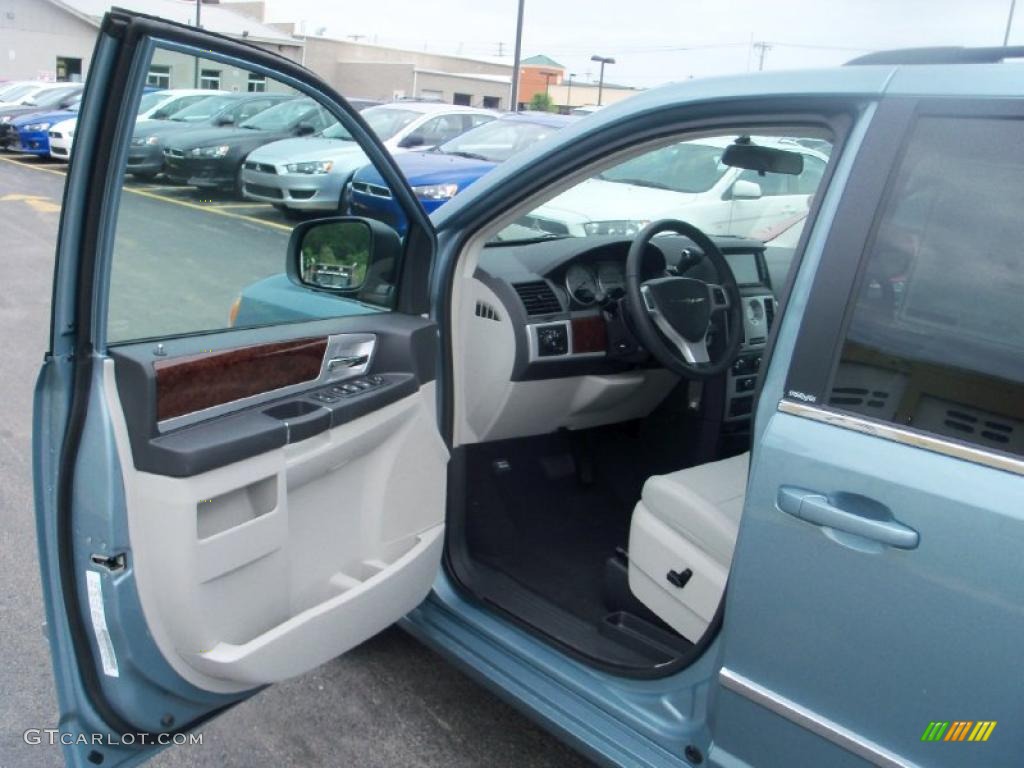 2010 Town & Country Touring - Clearwater Blue Pearl / Medium Slate Gray/Light Shale photo #17