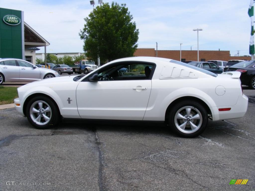 2005 Mustang V6 Premium Coupe - Performance White / Dark Charcoal photo #2