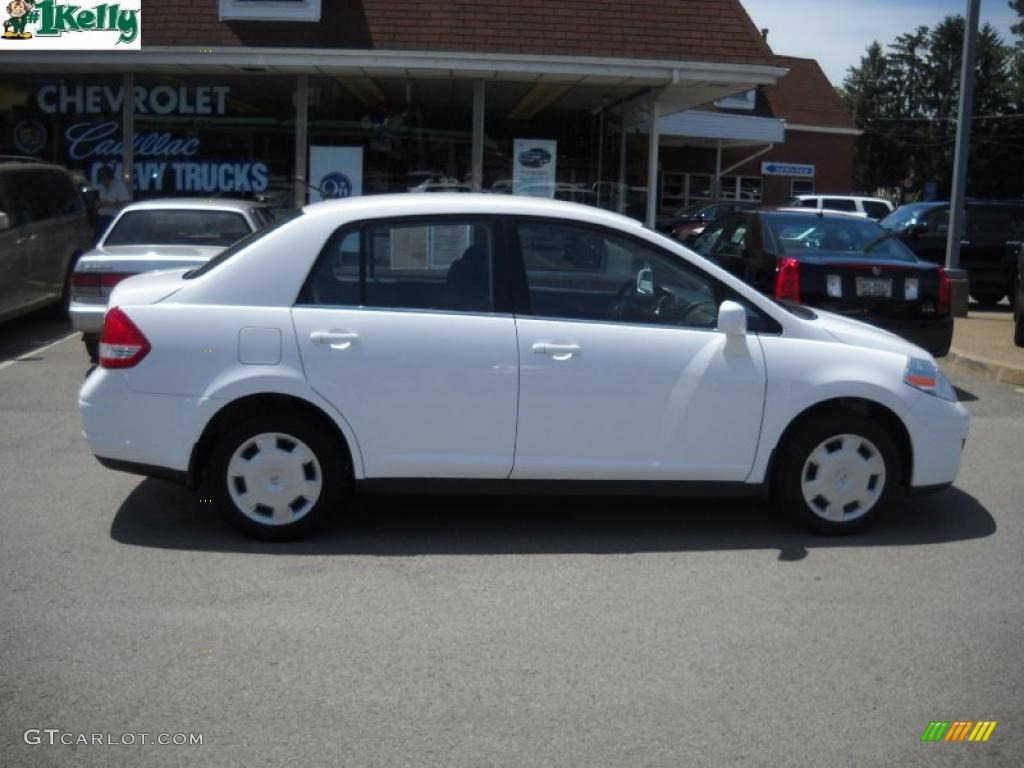 2008 Versa 1.8 S Sedan - Fresh Powder White / Charcoal photo #2