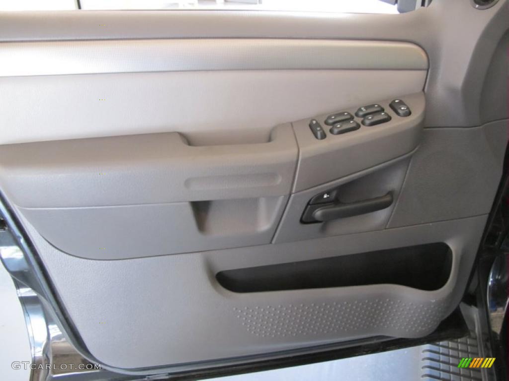 2004 Explorer XLT - Black / Graphite photo #11