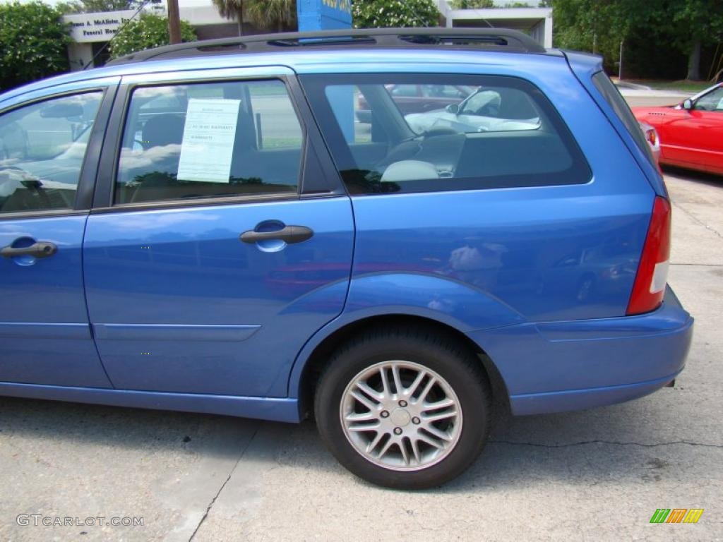 2005 Focus ZXW SES Wagon - French Blue Metallic / Dark Flint/Light Flint photo #31