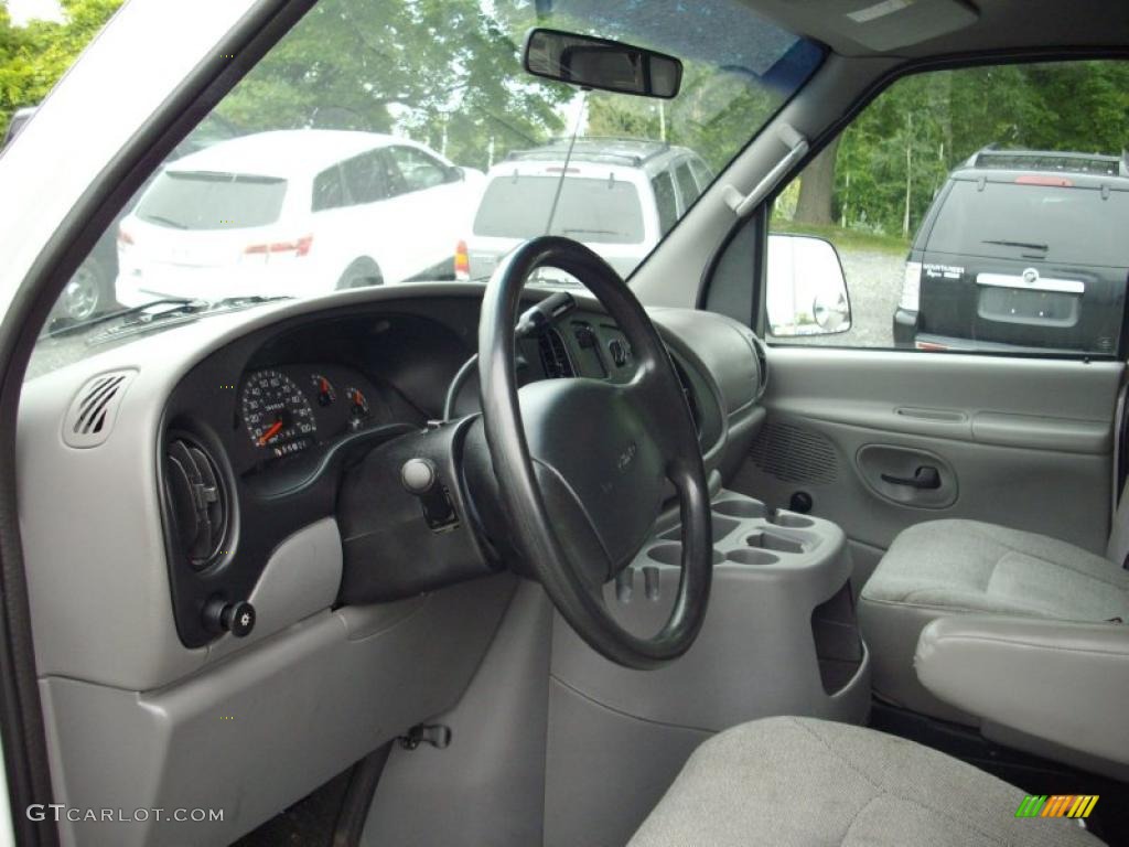 2001 E Series Van E150 Cargo - Oxford White / Medium Graphite photo #7