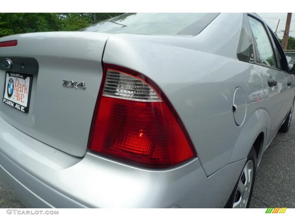 2005 Focus ZX4 SE Sedan - CD Silver Metallic / Dark Flint/Light Flint photo #12