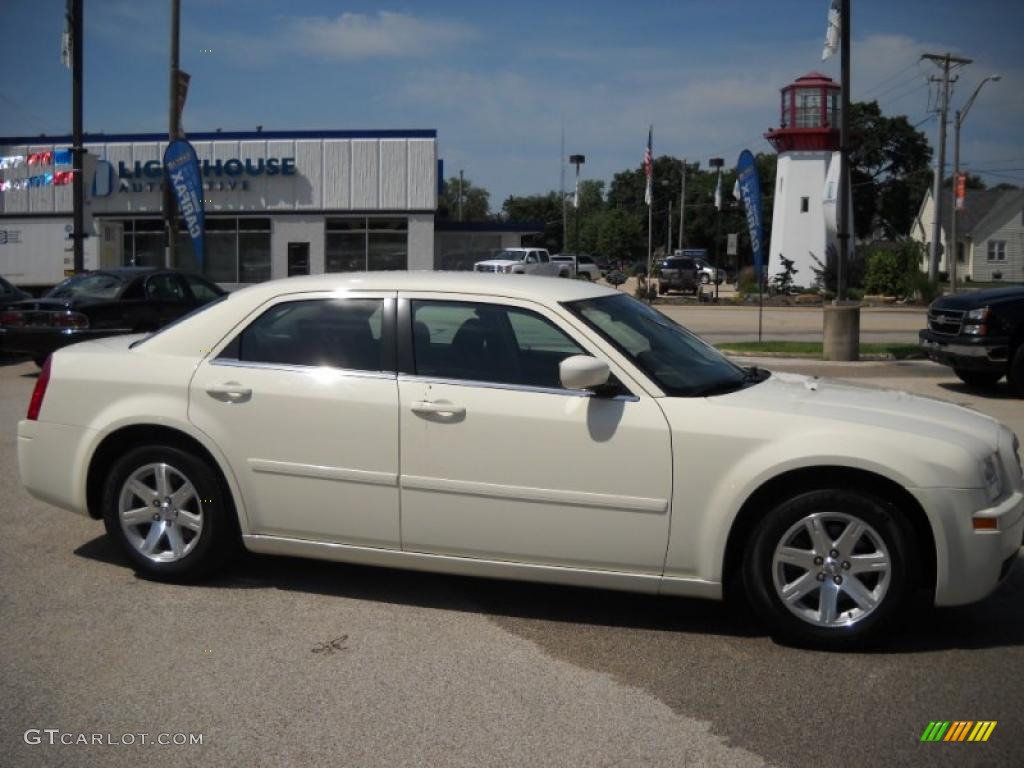 Stone White Chrysler 300