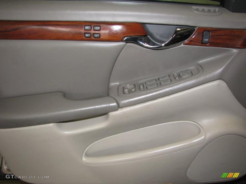 2002 DeVille Sedan - Cashmere Metallic / Oatmeal photo #23