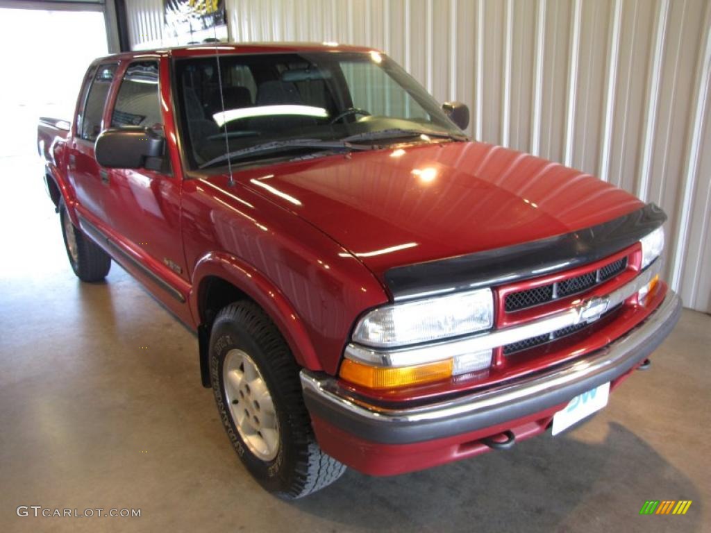 2001 S10 LS Crew Cab 4x4 - Dark Cherry Red Metallic / Graphite photo #1