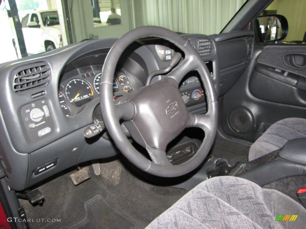 2001 S10 LS Crew Cab 4x4 - Dark Cherry Red Metallic / Graphite photo #19