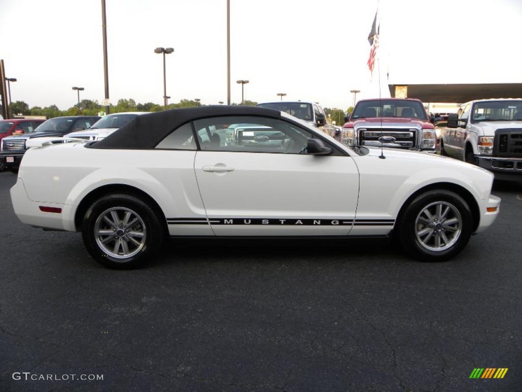 2005 Mustang V6 Deluxe Convertible - Performance White / Dark Charcoal photo #2