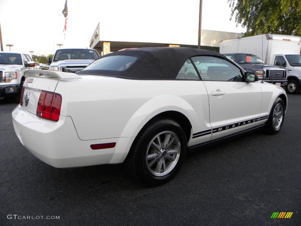 2005 Mustang V6 Deluxe Convertible - Performance White / Dark Charcoal photo #3
