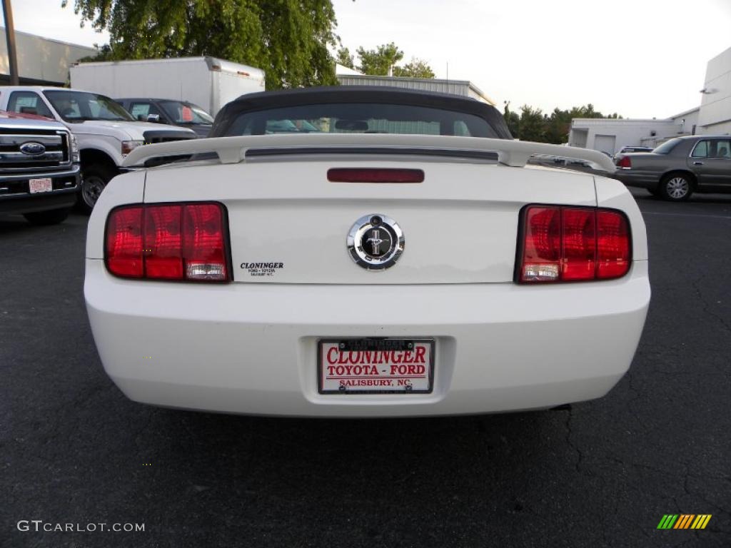 2005 Mustang V6 Deluxe Convertible - Performance White / Dark Charcoal photo #4