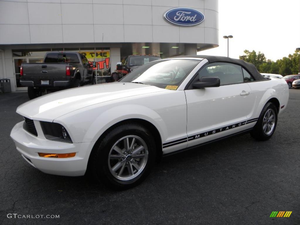2005 Mustang V6 Deluxe Convertible - Performance White / Dark Charcoal photo #6