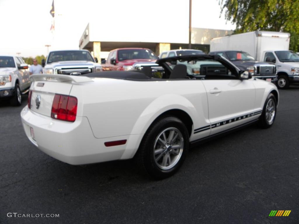 2005 Mustang V6 Deluxe Convertible - Performance White / Dark Charcoal photo #24