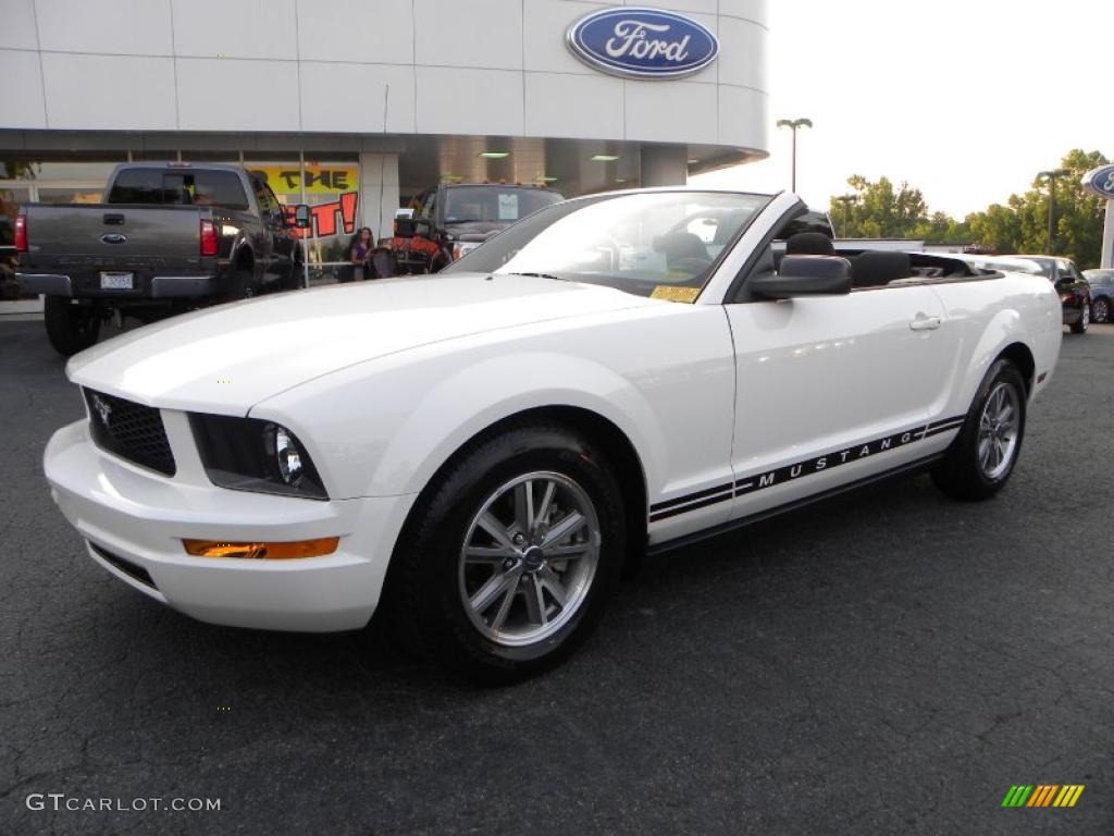 2005 Mustang V6 Deluxe Convertible - Performance White / Dark Charcoal photo #26