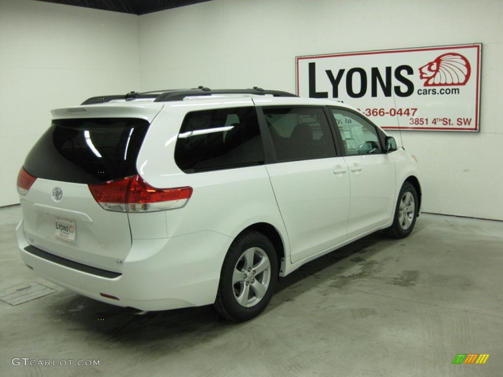 2011 Sienna LE - Super White / Light Gray photo #19