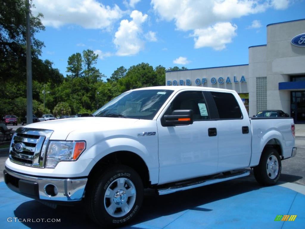 2010 F150 XLT SuperCrew - Oxford White / Medium Stone photo #1