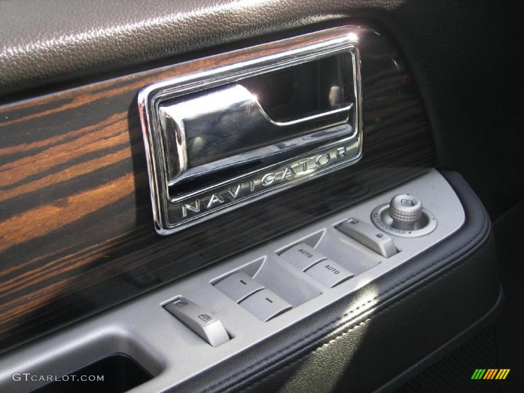 2008 Navigator Luxury 4x4 - Vapor Silver Metallic / Charcoal Black photo #18
