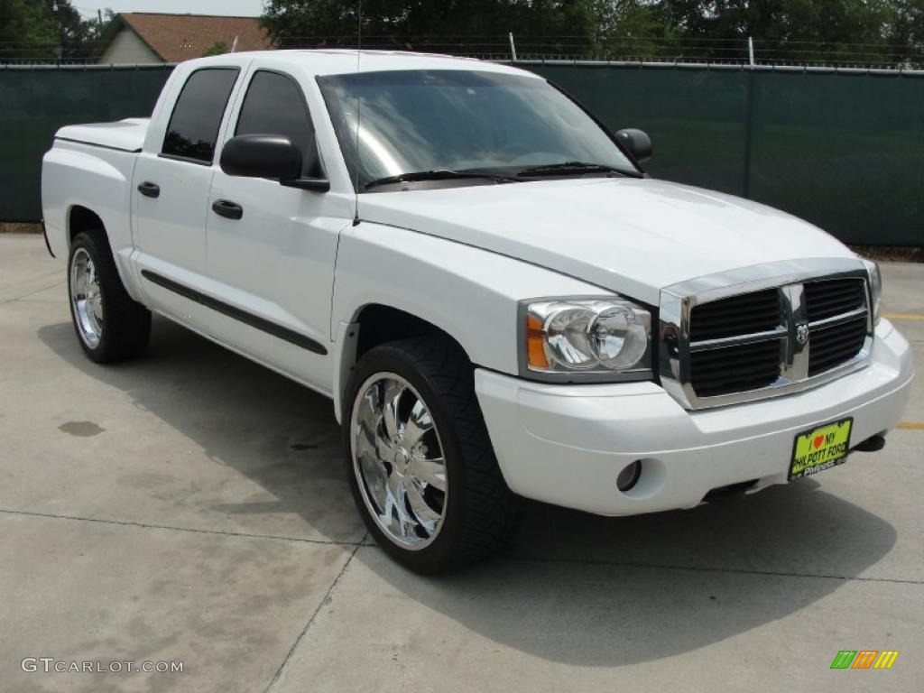 2006 Dakota SLT Quad Cab 4x4 - Bright White / Medium Slate Gray photo #1