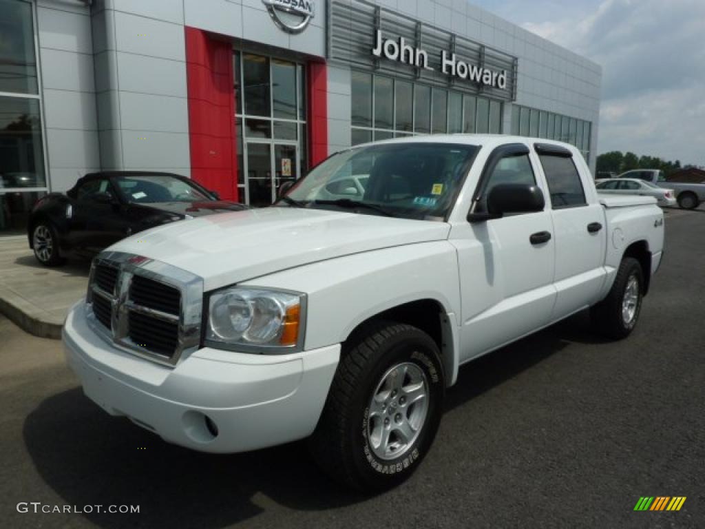 2006 Dakota SLT Quad Cab 4x4 - Bright White / Khaki Beige photo #1