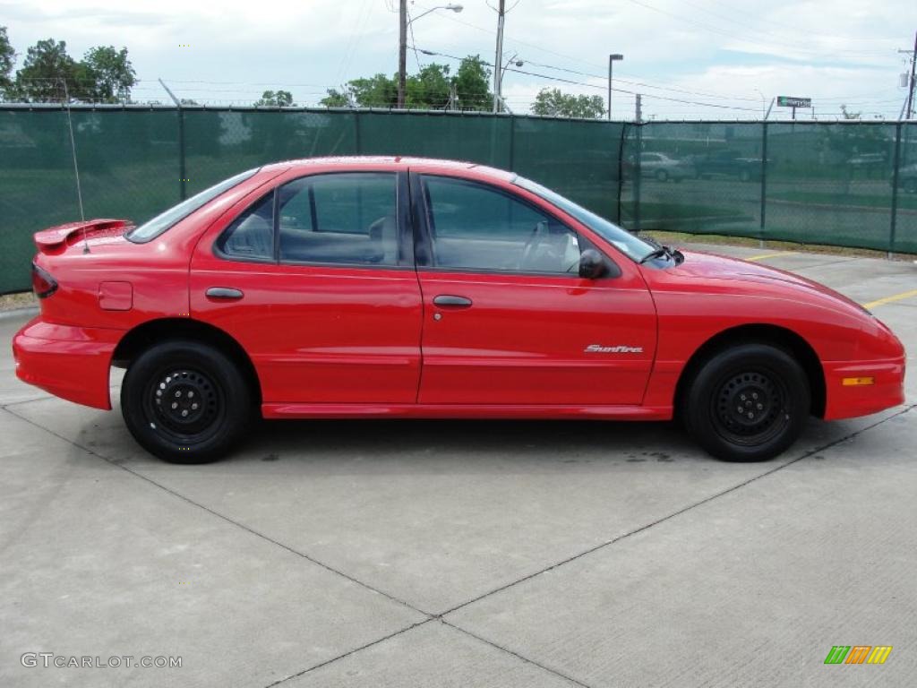 2001 Sunfire SE Sedan - Bright Red / Taupe photo #2