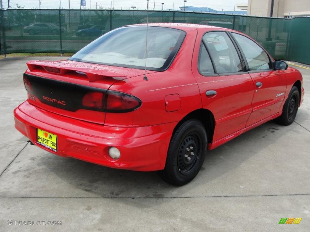 2001 Sunfire SE Sedan - Bright Red / Taupe photo #3