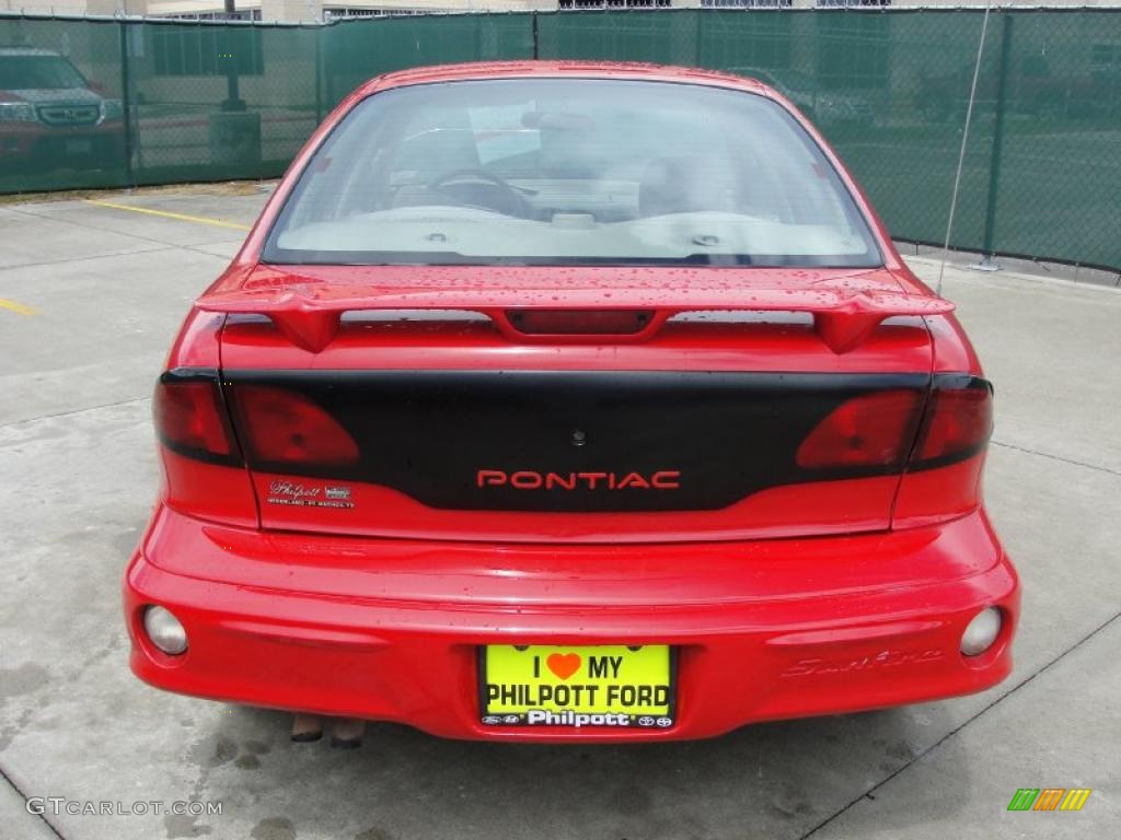 2001 Sunfire SE Sedan - Bright Red / Taupe photo #4