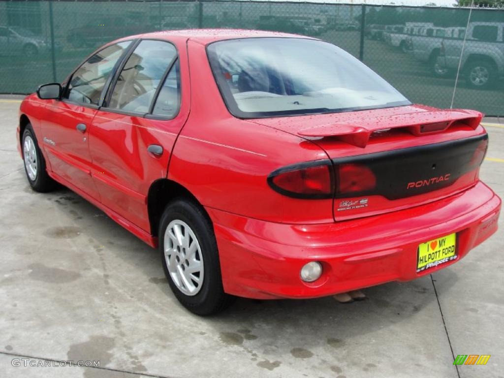 2001 Sunfire SE Sedan - Bright Red / Taupe photo #5