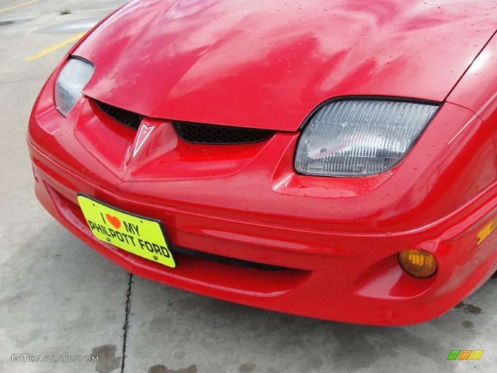 2001 Sunfire SE Sedan - Bright Red / Taupe photo #11