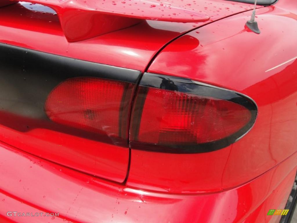 2001 Sunfire SE Sedan - Bright Red / Taupe photo #18