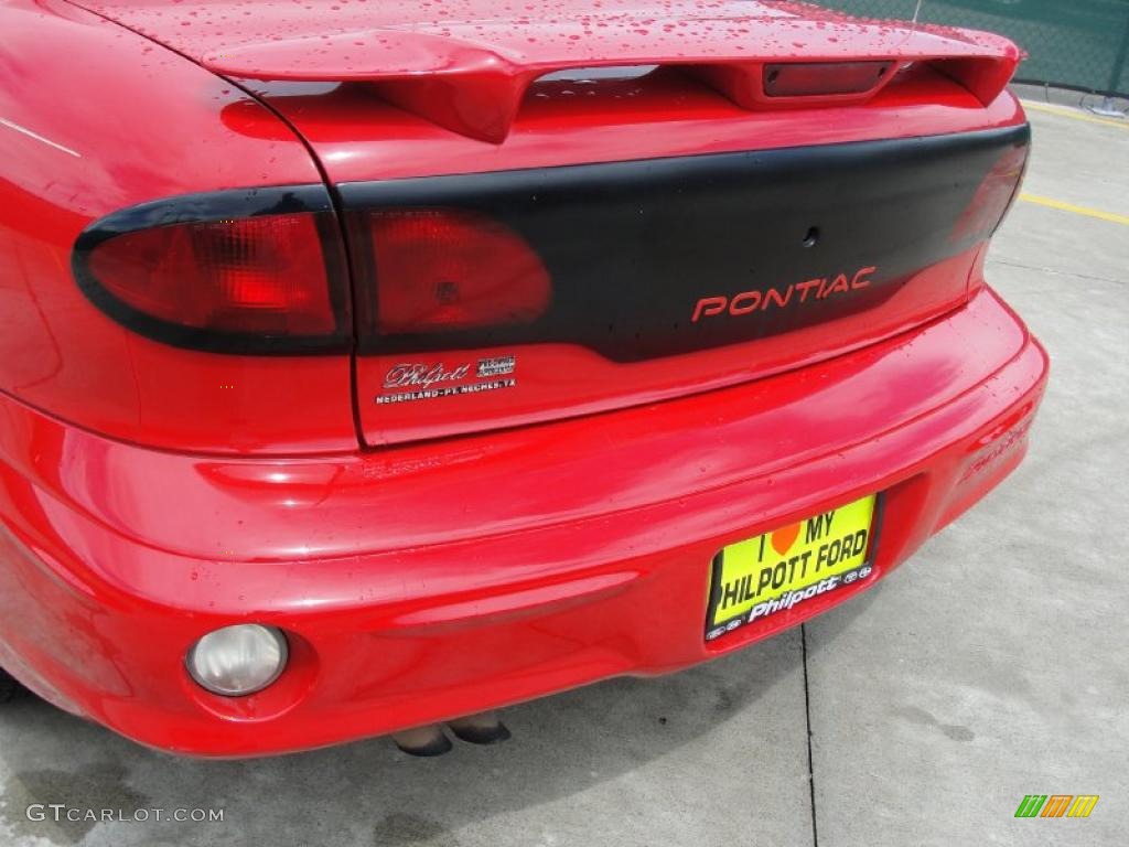 2001 Sunfire SE Sedan - Bright Red / Taupe photo #19