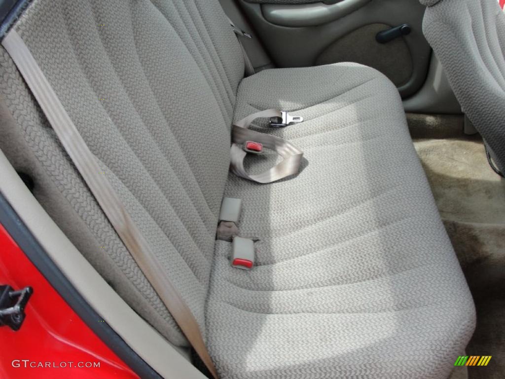 2001 Sunfire SE Sedan - Bright Red / Taupe photo #25