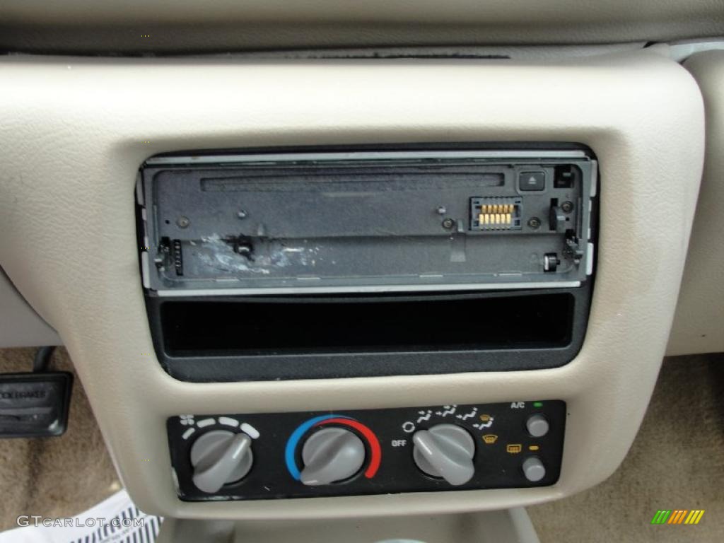 2001 Sunfire SE Sedan - Bright Red / Taupe photo #31