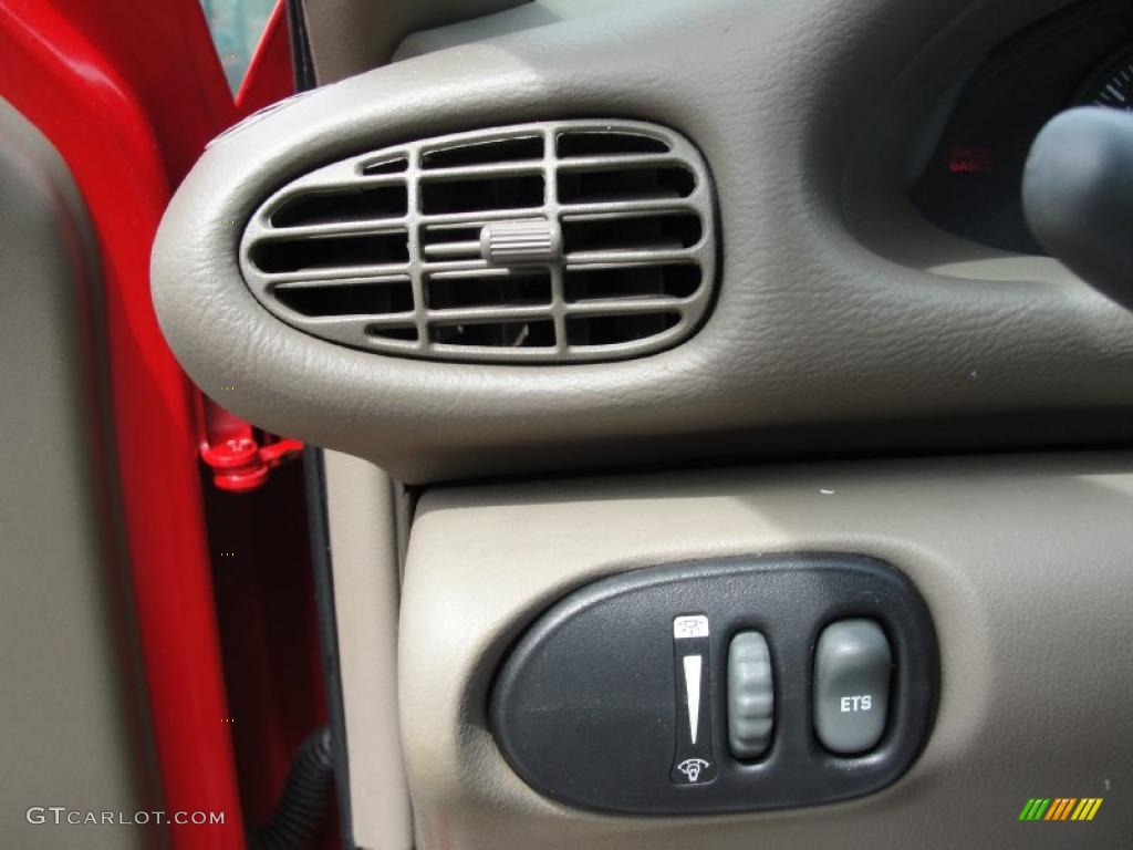 2001 Sunfire SE Sedan - Bright Red / Taupe photo #36