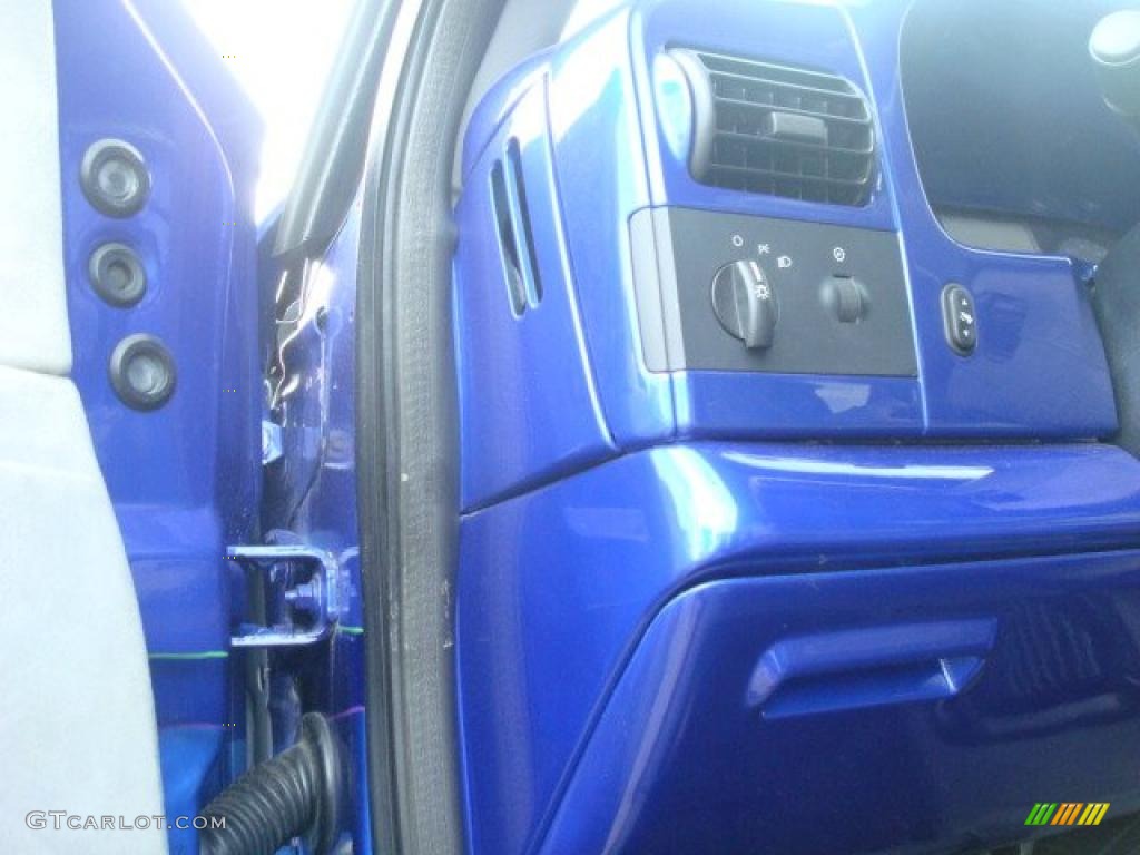 2005 F350 Super Duty XLT Crew Cab 4x4 - True Blue Metallic / Medium Flint photo #48