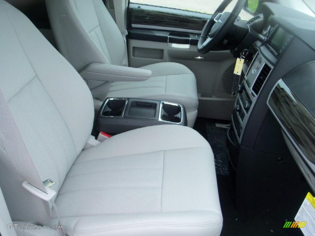 2010 Town & Country Touring - Brilliant Black Crystal Pearl / Medium Slate Gray/Light Shale photo #30